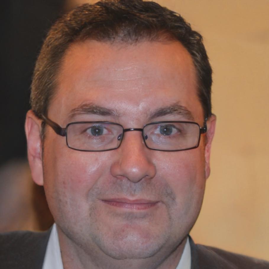 Carlos Mendoza, Director Ejecutivo